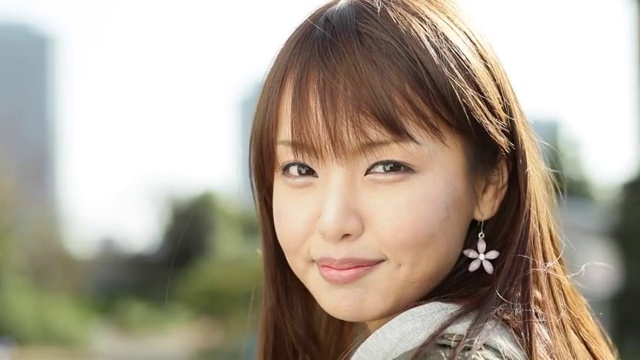 有吸引力的年轻日本女孩长头发的肖像视频素材