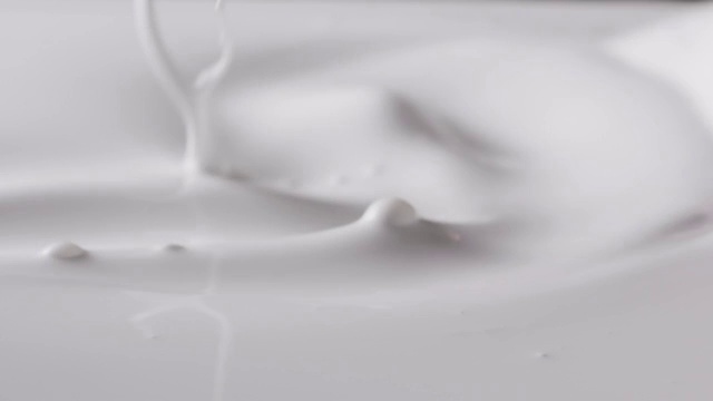 牛奶碰撞视频下载