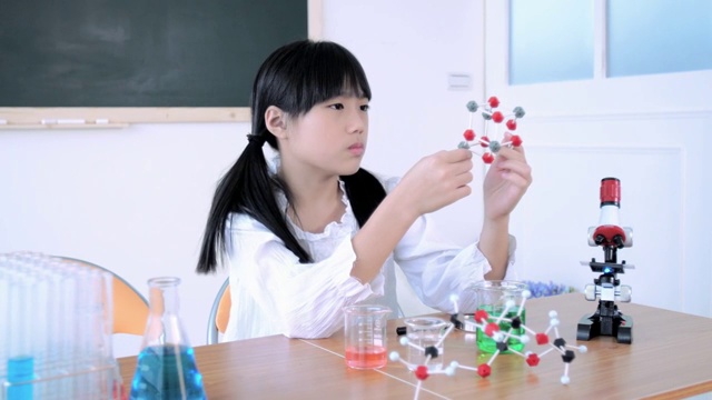 研究化学的女学生视频下载