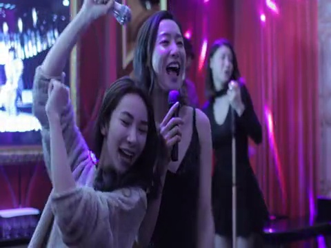 快乐的年轻朋友在KTV唱歌视频下载