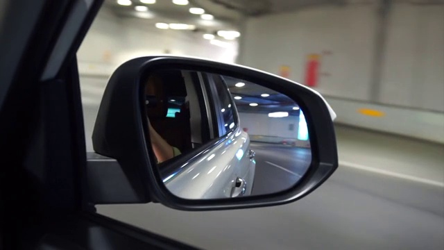 隧道里的行车视角倒后镜特写视频下载