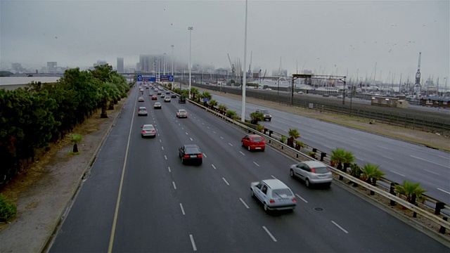 在南非开普敦的N1西高速公路上行驶视频素材