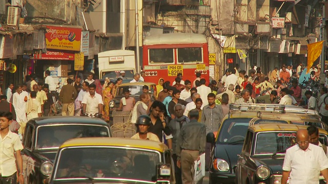 拥挤的街景/印度孟买视频下载