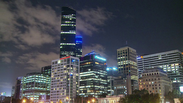 洛杉矶市中心的摩天大楼照亮黄昏/澳大利亚墨尔本视频素材