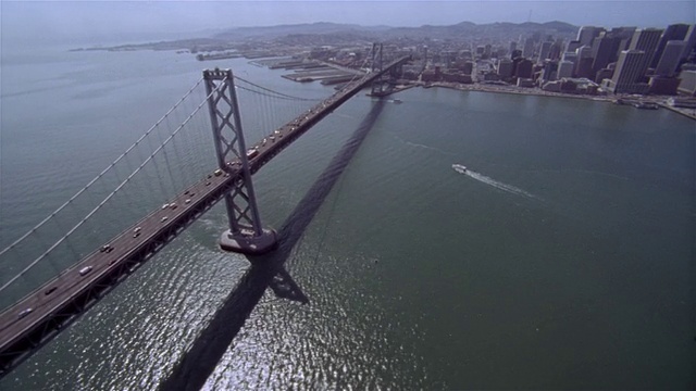 阳光明媚的一天，在旧金山湾和金门大桥上空飞行视频素材