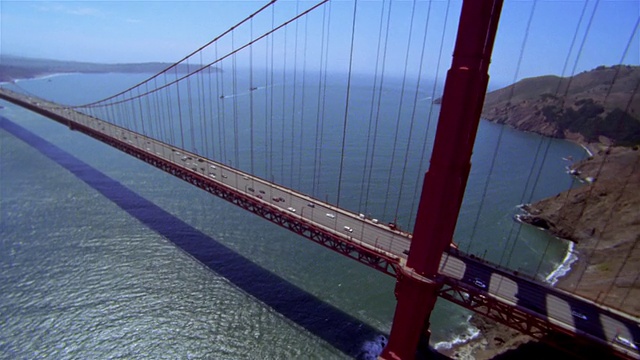高空俯瞰金门大桥入口，Fort Point，全长/在大桥另一端转弯/旧金山湾，加州视频素材