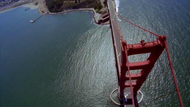 空中盘旋金门大桥和Fort Point方向的旧金山终点站/旧金山湾，加州视频下载