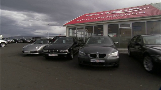 在雷克雅未克(冰岛雷克雅未克半岛)的经销商停车场里，沿着一排汽车行驶视频下载