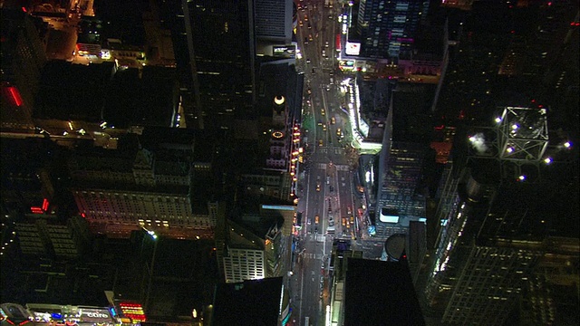 空中百老汇在晚上照明/纽约，纽约，美国视频下载