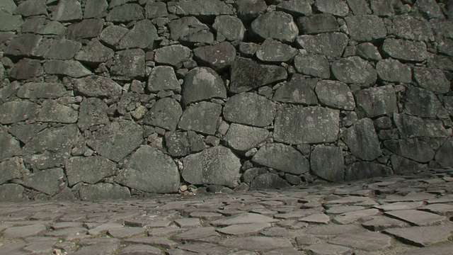 忍者穿过石墙视频素材