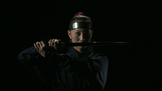 手持剑的女忍者视频下载