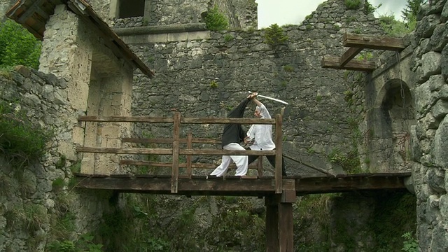 斯洛文尼亚，两名男子在卡门城堡(Begunje na Gorenjskem)练习太极拳视频下载