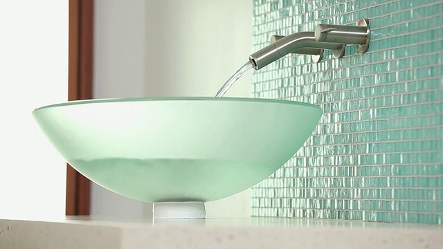 美国弗吉尼亚州里士满现代家庭浴室铜潘水填充水槽视频素材