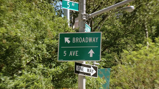 美国纽约州纽约市百老汇和第五大道方向标志的景观视频素材