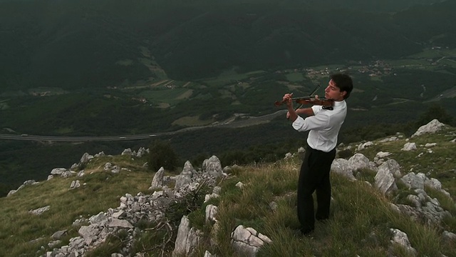 HD CRANE:热情地演奏小提琴视频下载