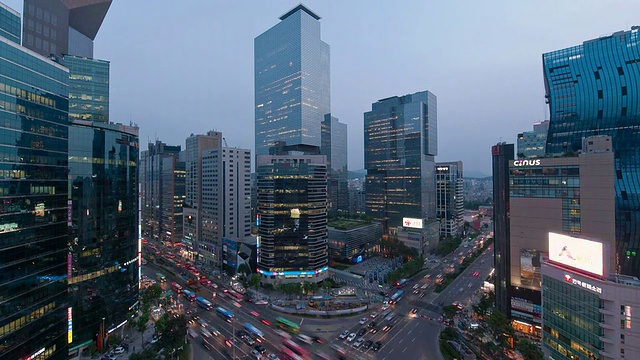 韩国首尔江岸地区的十字路口，从白天到晚上的交通繁忙视频素材