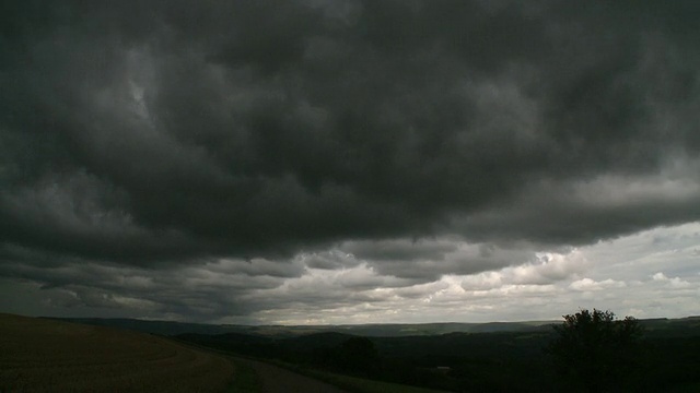 德国莱茵兰-普法尔茨的Kirf风暴云的WS T/L视图视频下载