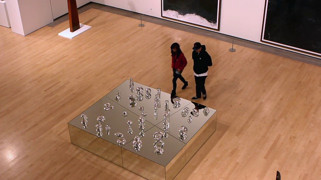 美国亚利桑那州凤凰城，游客们在观看黑色镜面玻璃雕塑的抽象艺术作品视频下载