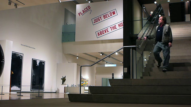 美国亚利桑那州凤凰城现代艺术博物馆的WS访客从画廊上层走下楼梯到画廊下层视频下载