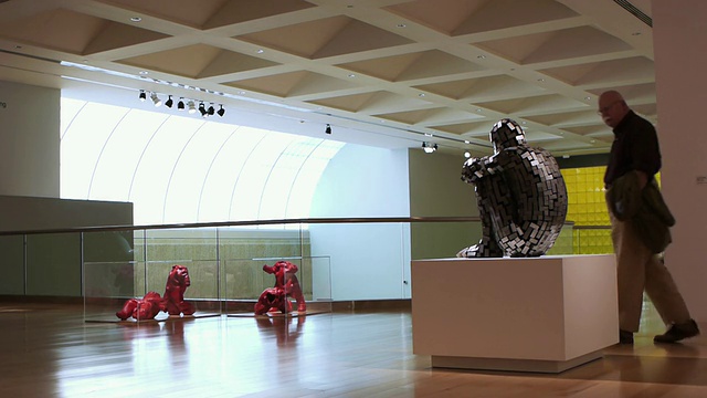 美国加州棕榈泉现代艺术博物馆，WS Man在金属雕塑基座上行走视频下载