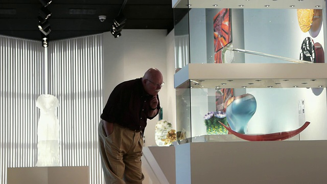 美国加州棕榈泉现代艺术博物馆，参观者在长方形基座上观看玻璃艺术展览视频素材