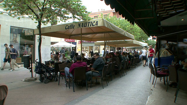 坐在街头咖啡馆的人们/克罗地亚普拉视频下载