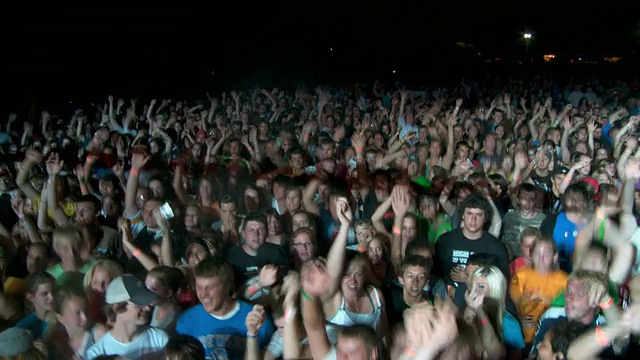 美国威斯康辛州奥什科什摇滚音乐会上，人群欢呼招手视频素材