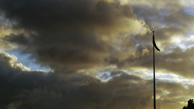 日落时旗杆与暴风雨云的视图/珀斯，西澳大利亚，澳大利亚视频素材