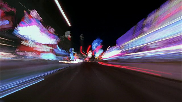 T/L, POV在晚上通过拉斯维加斯大道，拉斯维加斯，内华达州，美国视频素材