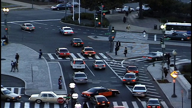 1999年黄昏时分，美国华盛顿特区，人们和车辆穿过美国国会大厦附近繁忙的街道视频素材
