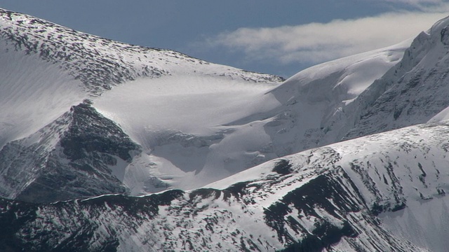 MS View of ice covered mountain临近玛琳湖/贾斯珀，阿尔伯塔，加拿大视频素材
