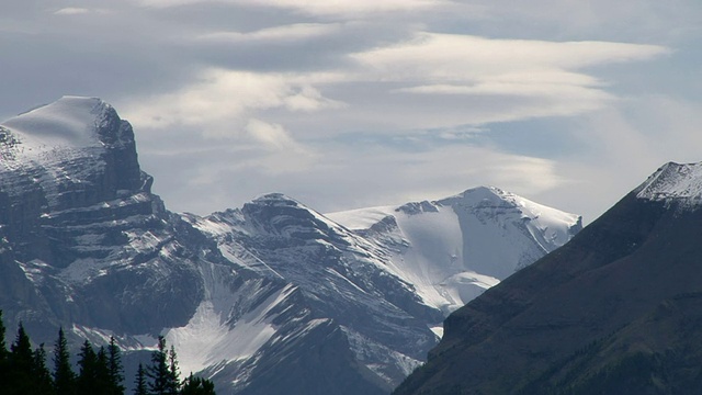 加拿大阿尔伯塔省贾斯帕，玛琳湖旁边的冰雪覆盖的山视频素材