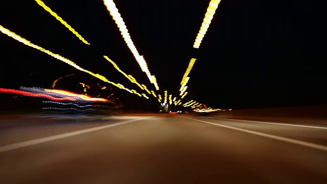 安特卫普，比利时安特卫普，夜间高速公路上快速行驶的交通视频下载