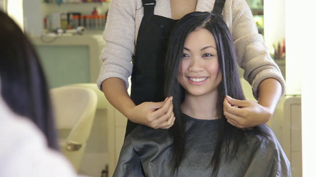 美发师在镜子前与顾客交谈视频下载