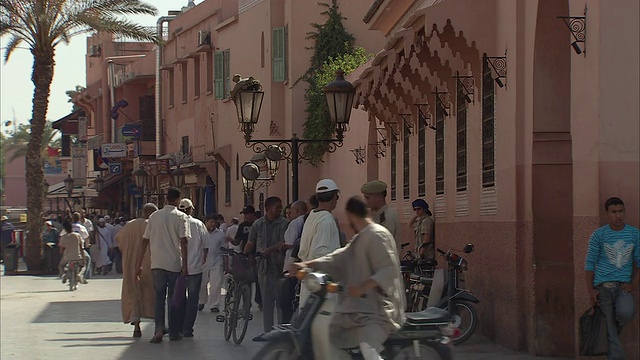 摩洛哥马拉喀什繁忙拥挤的街道视频素材