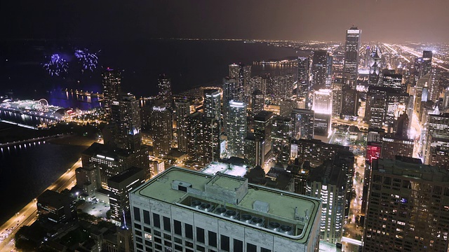美国伊利诺斯州芝加哥，密歇根湖上空的WS架空T/L烟花表演视频素材