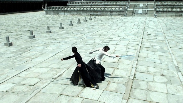 WS ZO TU两名男子在京福宫后面表演剑舞/首尔，韩国视频下载