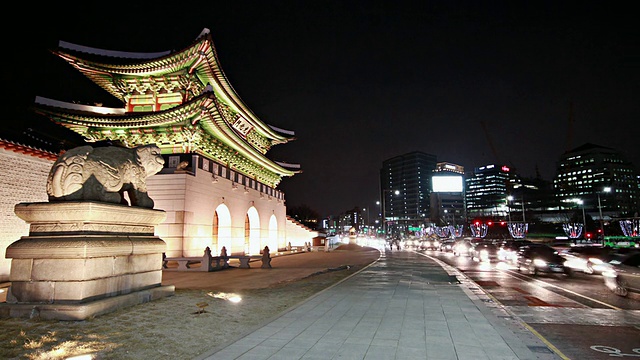韩国首尔，光华门宫殿的大门和街道上的交通视频素材