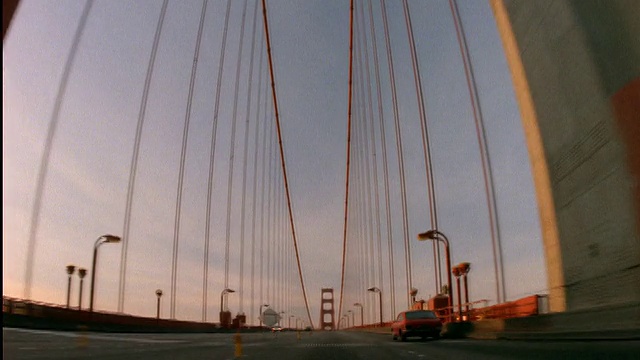 横跨金门大桥/旧金山的汽车视角视频素材