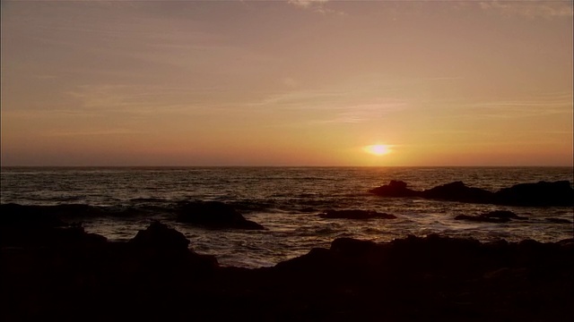 TD, WS，日落时的月石海滩，坎布里亚，美国加州视频素材