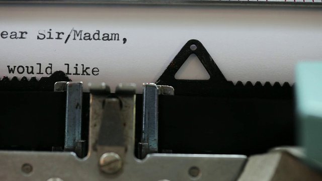 关闭的信件打开正在打字的旧打字机视频素材