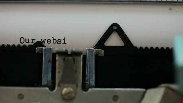 用旧打字机打出的单词的特写:“我们的网站地址是……”视频素材