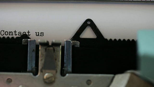用旧打字机打字的单词特写:“联系我们，地址:”视频素材