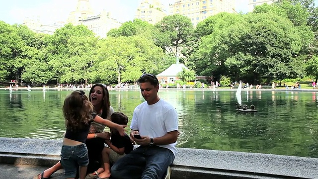 MS一家在帆船池塘休息，为小女孩拍照/纽约，纽约，美国视频下载