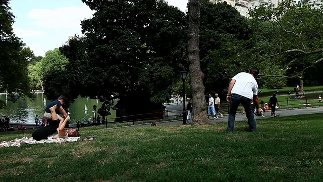 美国纽约，母亲扶着儿子站起来，女孩和父亲一起踢足球视频素材