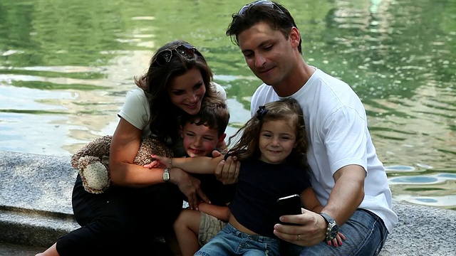 MS家庭休息父亲拍照自己和家人在小帆船池塘/纽约，美国视频素材