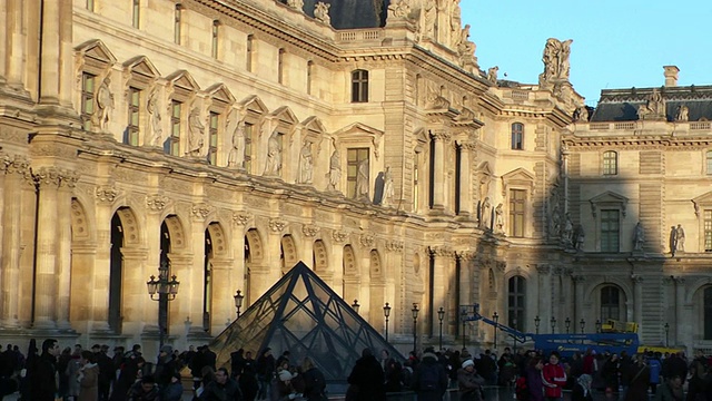 法国巴黎卢浮宫从卢浮宫到金字塔视频素材