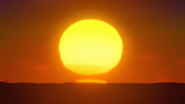非洲。漫長的非洲日出與大太陽和較低的海市蜃樓視頻素材