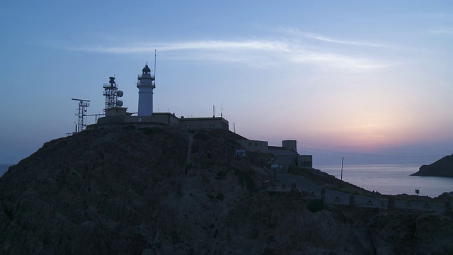 日落灯塔WS视图/ Cabo De Gata，安达卢西亚，西班牙视频素材