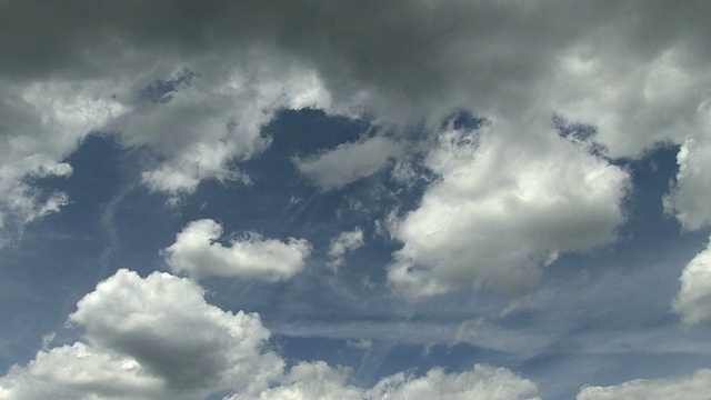 WS T/L云动的天空视图/ Serrig，莱茵兰-普法尔茨，德国视频素材